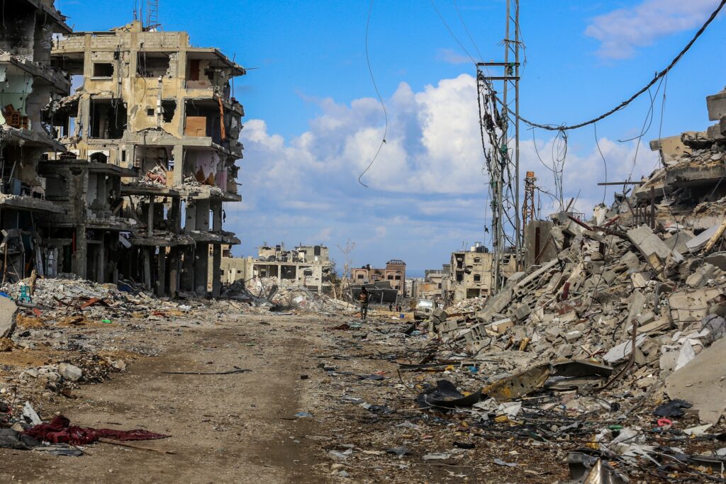 Palestinians return to their homes that the Israeli army destroyed before its withdrawal, in the city of Rafah, in the southern Gaza Strip, on January 24, 2025